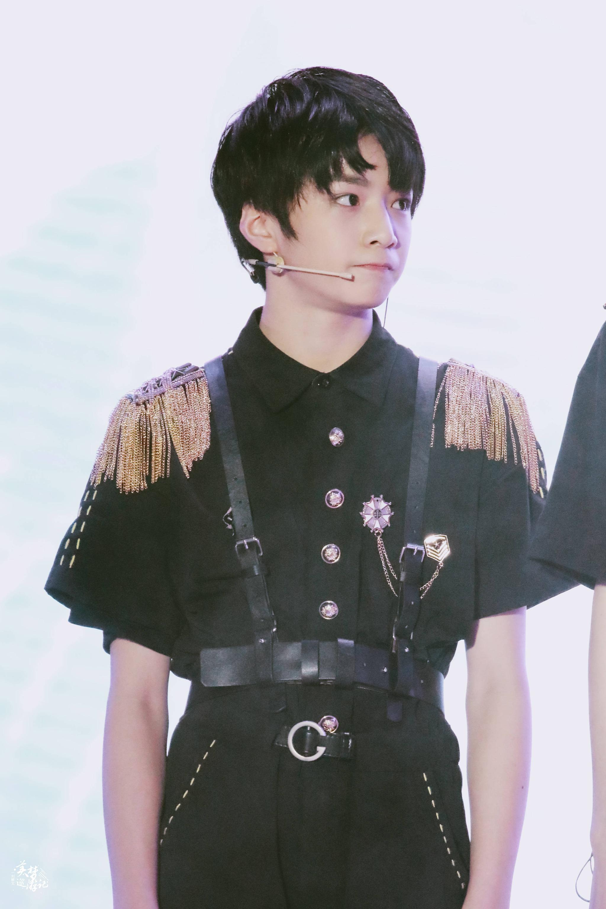 TF四代给刘耀文打歌 新浪网