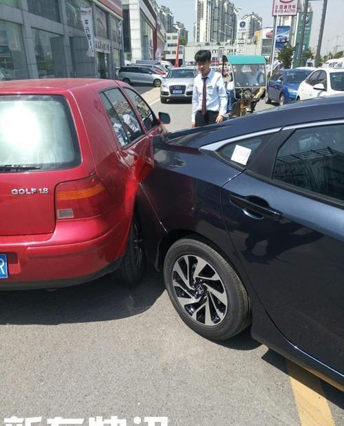 江苏车主4S店喜提全新思域, 从车管所上完牌就撞了, 破最快纪录