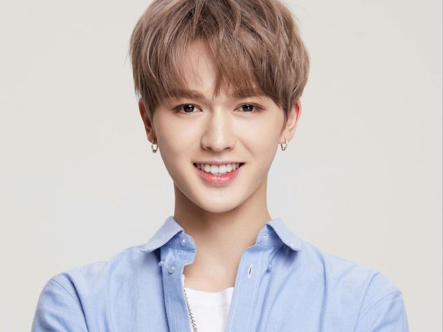 偶像练习生朱正廷过生日,粉丝应援送豪礼被称