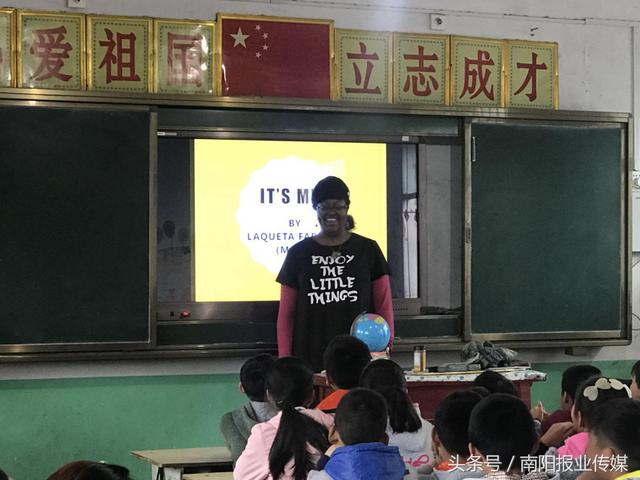 南阳师范学院为贫困村小学请来外教:打开一扇
