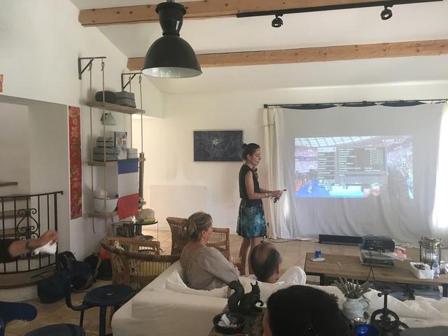 kimi与弟弟牵手看球赛,弟弟把C罗球衣穿成连衣裙,家里客厅超大