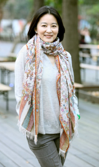 64岁林青霞最新街拍曝光,网友:一把年纪还装嫩,为老不尊!