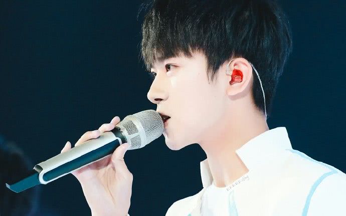 同样穿红色卫衣,18岁王俊凯和20岁的王鹤棣差