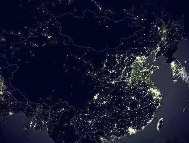 夜晚从太空看中国,东西部的差距太大了!