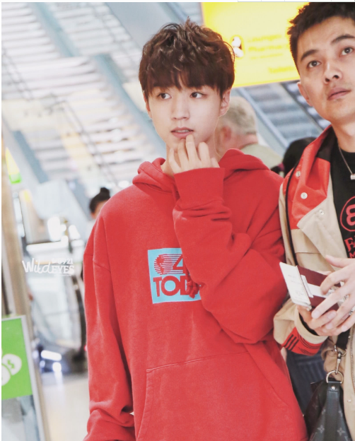 《中餐厅》之旅开始,王俊凯和化妆师特别亲近