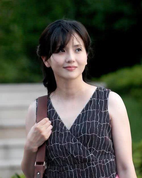 52岁陶慧敏近照曝光！曾为老公守寡10年，如今伴女儿美美出嫁