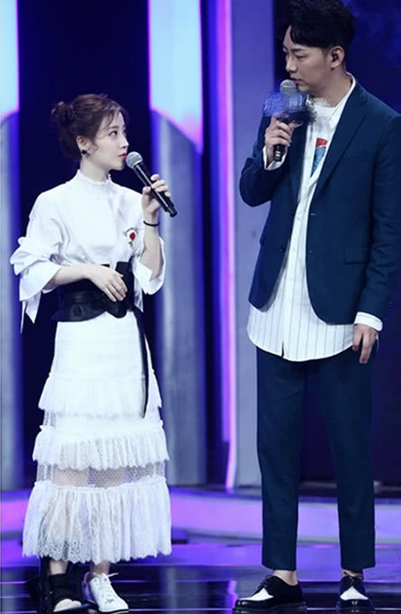 冯提莫接受采访时身高亮了,小四找她正合适,都那么有钱那么矮