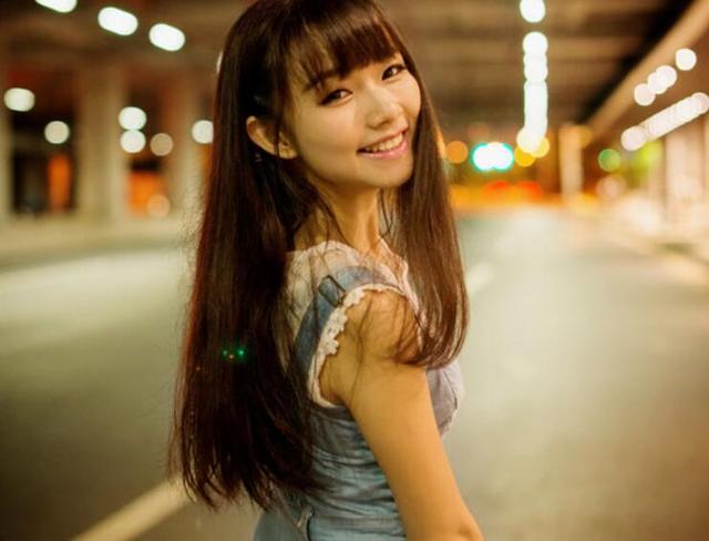 女研究生被拐进山沟沟里,嫁给了老光棍,一年后她报恩糟老头