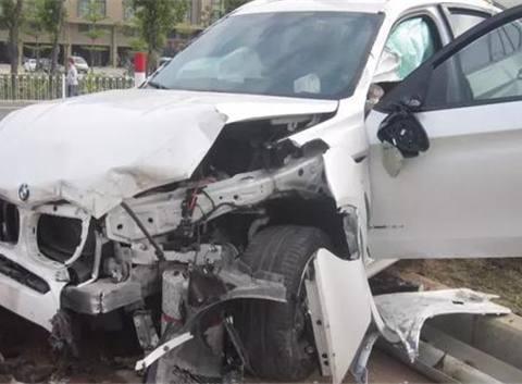 云南一辆宝马撞绿化带，维修费40万，一问事故原因，车主这么回