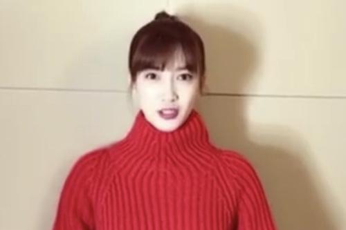 还有这种操作?江疏影单腿独立用枕头为自己打光!