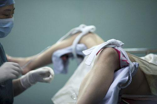 年轻女孩腹部隆起，如同怀孕7个月孕妇，检查之后医生傻眼了！