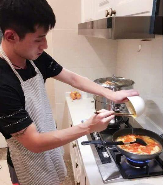 乒乓教练刘国梁家乒乓球桌抢眼，张继科接地气，马龙家让人惊讶！