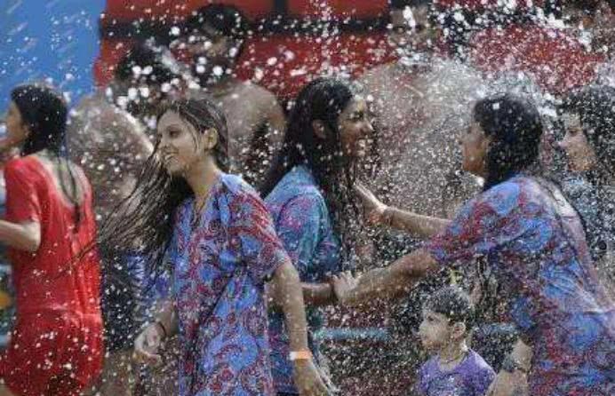 印度人豪气地问中国人:我月工资3000，在中国肯定是土豪吧?