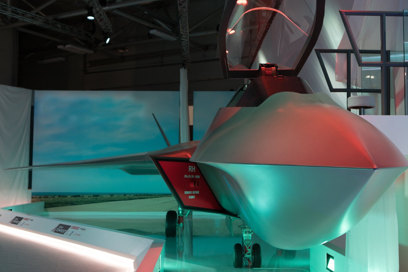 BAE暴风六代机全尺寸模型的一些特别角度照