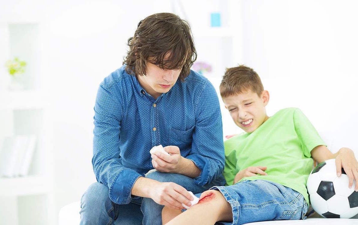 为什么运动擦伤时要用清水冲洗,而后伤口又不