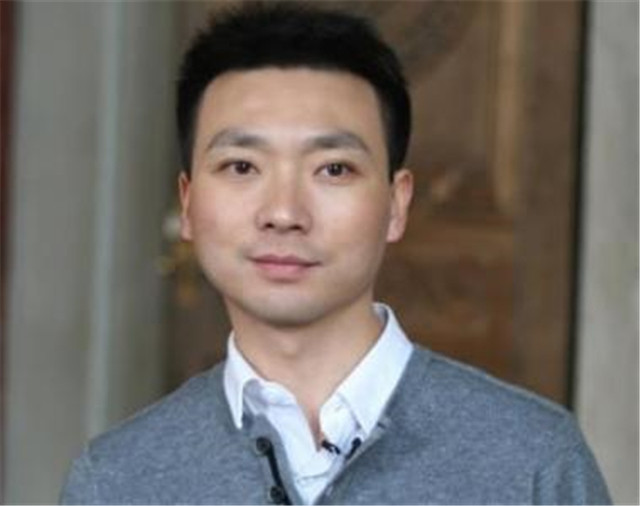 同为主持人,何炅年薪760万,而他仅20万,还在租