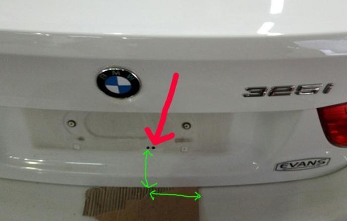 宝马后备箱打不开, 师傅说想快就切割, 想损失小就用电钻和铁丝