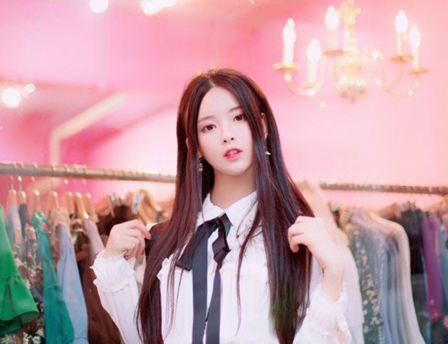 宋祖儿和杨超越穿同款校服,一个清纯如学生妹