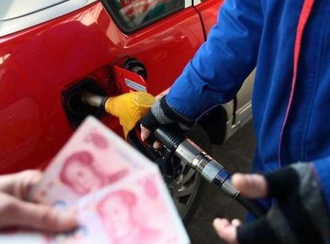 中国最新油价：92号突然“很良心”车主们：再也不骂中石化了