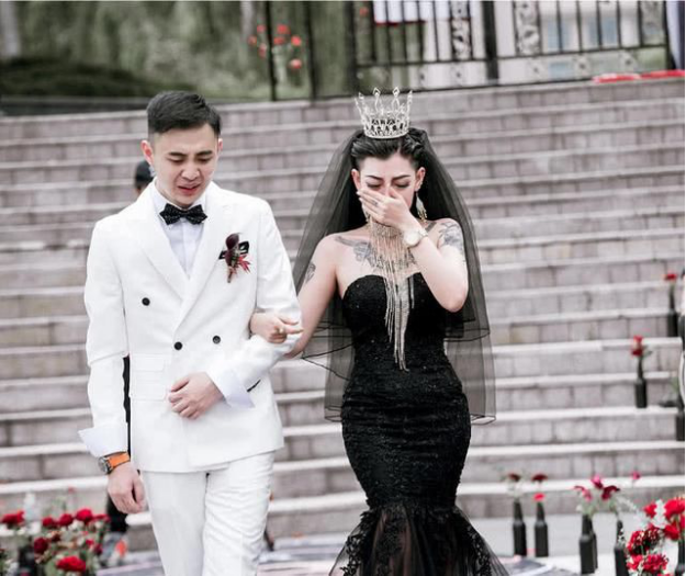 还记得那个一身黑婚纱结婚的网红吗?希望每个