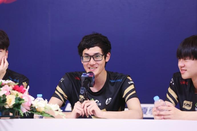 德杯RNG:SMLZ,走A怪拿出AD亚索打下路,原因