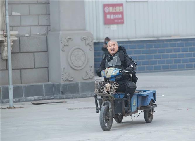 刘能暴露身份, 三轮车都骑不好一看就知道是个"假农村