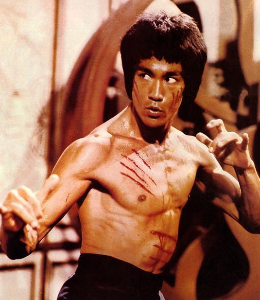 李小龙拍戏曾被62岁演员重拳打晕,泰森或能一