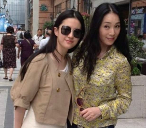 刘亦菲直言自己是“全家最丑”,18岁照片曝光,身旁的妈妈成亮点图片