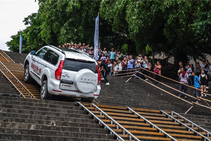 跋山涉水都弱爆了  哈弗H9挑战“万里长江第一梯”给你看！