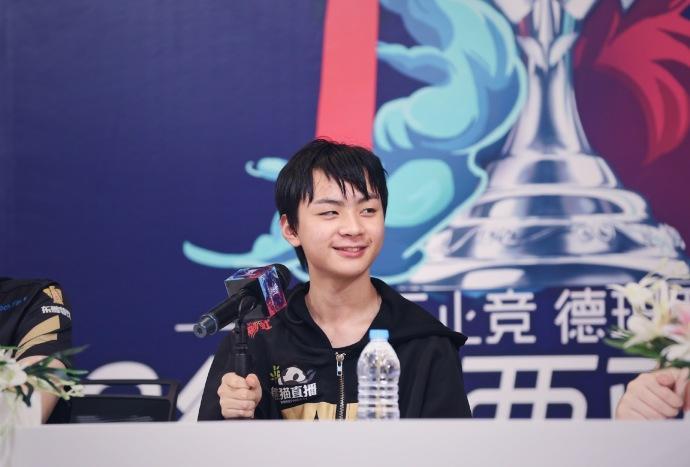 德杯RNG:SMLZ,走A怪拿出AD亚索打下路,原因