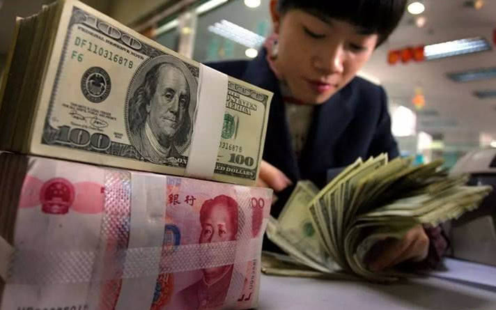 中国为什么要借这么多钱给美国?看完才知道,中