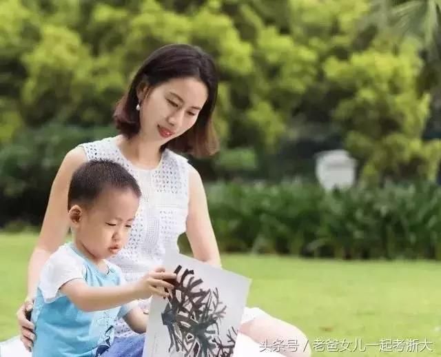 丧偶式育儿:妻子从早忙到晚，而丈夫却一动不动的躺沙发上玩手机