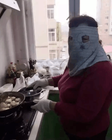 大妈,你这样做饭真的好吗,这头巾也太夸张了吧