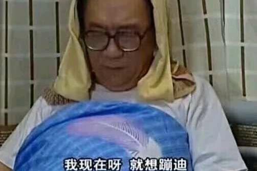 囧哥:溜出医院唱k,左吊瓶右麦