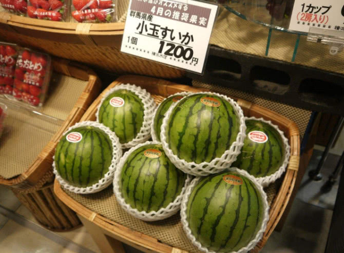 日本人来中国吃自助餐,为何只盯着一种水果狂