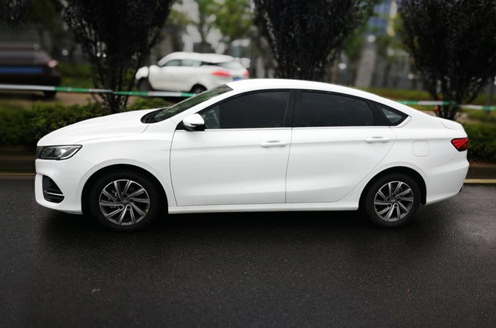 吉利缤瑞低配版实车曝光,外观与高配差别不大,颜值甩捷达十条街