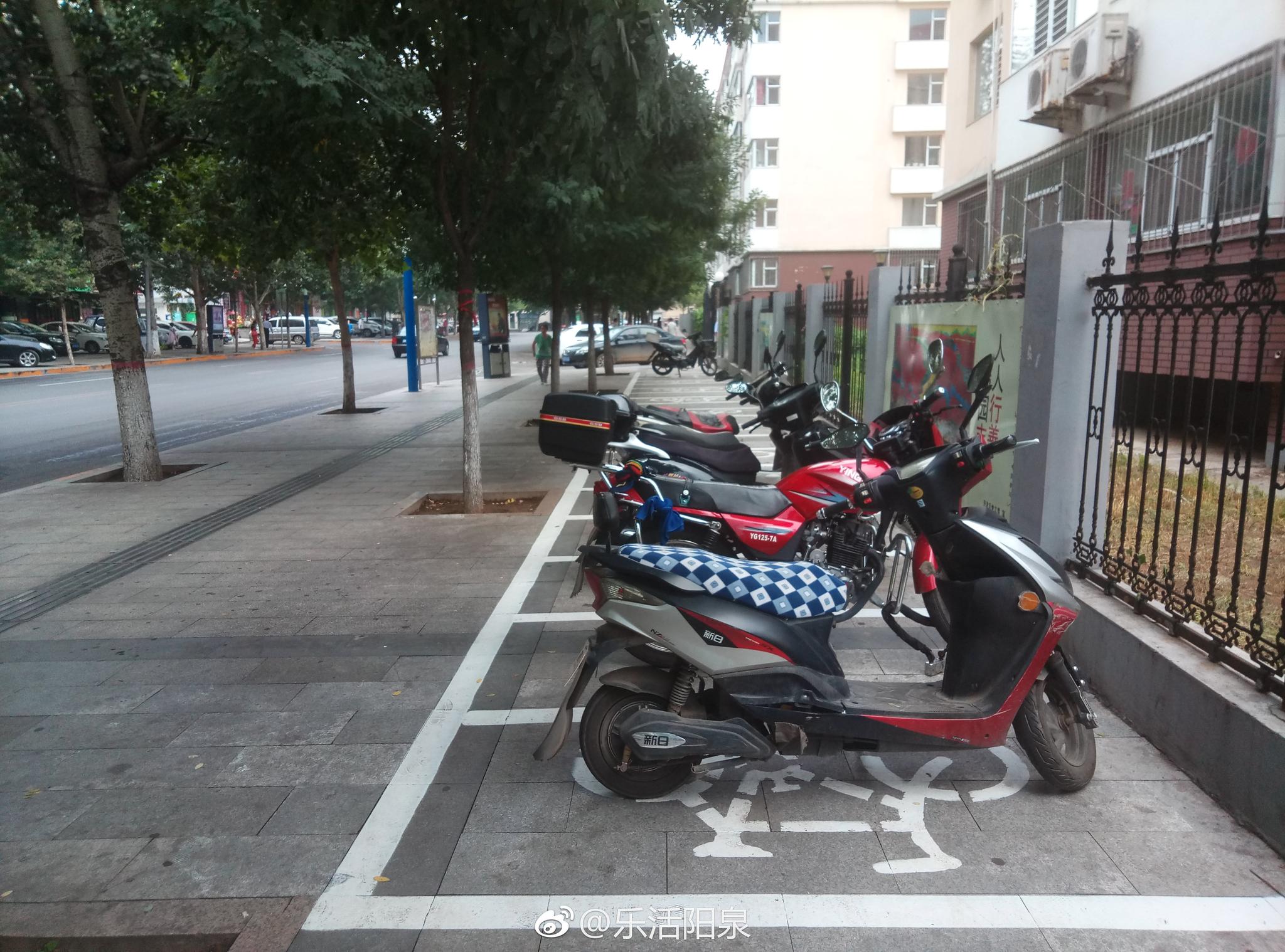 康达小区天津街建设银行附近人行道上,施划了非机动车,摩托车停车泊位