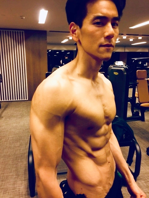 彭于晏为了电影《邪不压正》拼命健身,简直就是内地版