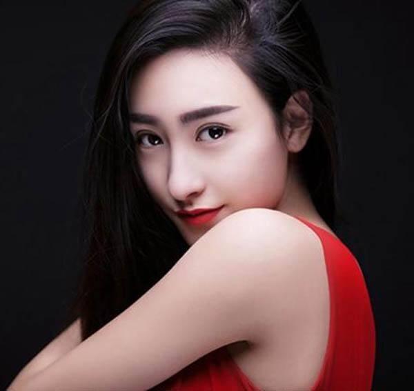 这位明星叫朱圣炜,在娱乐圈也算是有名气的,但是她为了自己能够拍戏