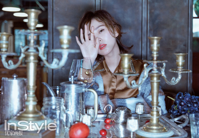 刘诗诗 眼神淡然坦荡 坐地上随性潇洒 从窗外看