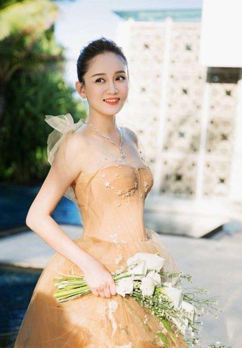 39岁的陈乔恩晒婚纱照美的像20岁 网友: 事业线才是