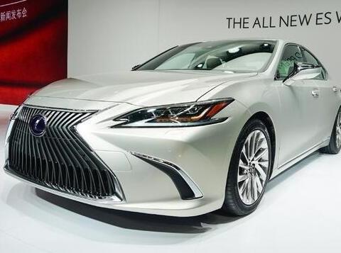 雷克萨斯全新ES即将上市，颜值完胜宝马，舒适秒杀奔驰