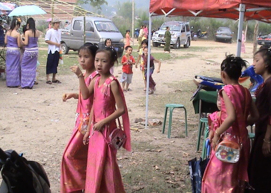 小女孩喜欢穿着具有缅甸民族特色的服装.