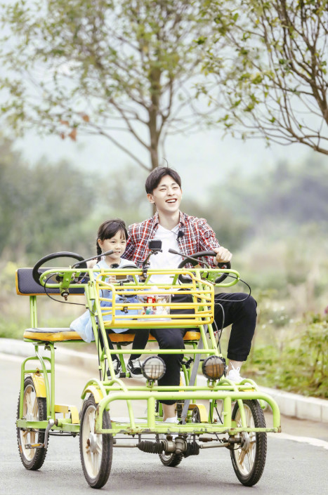 邓伦太优秀,让小山竹对自己亲爸不满?损亲爸干