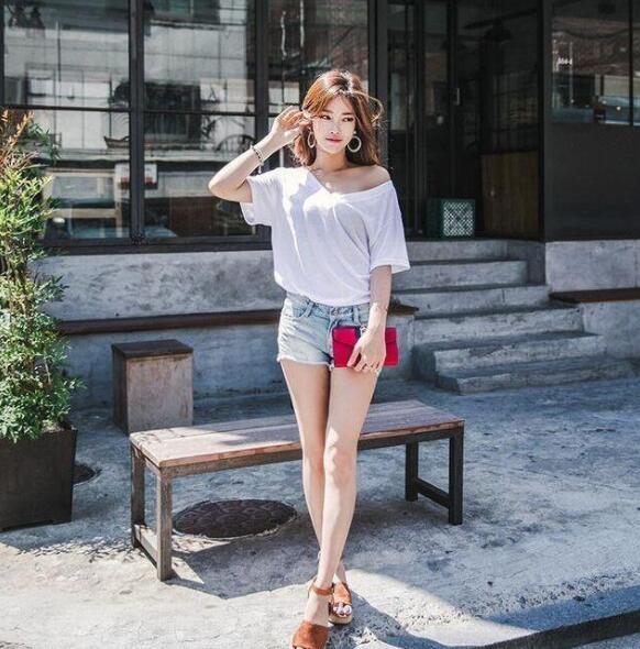 牛仔裤简单大方,修饰的美女身材经典,彰显女人魅力风采啊!