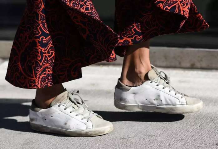 水晶拖鞋、蛇皮袋、脏脏鞋…今年的时尚圈真是