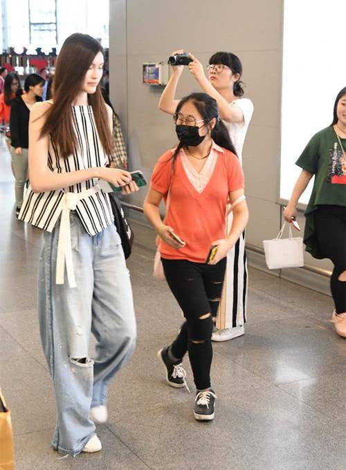 178男生和168女生合影,175男生168女生相差图 168杨颖撞上178何穗,网友:这才是现实版的买家秀和卖家秀啊!
