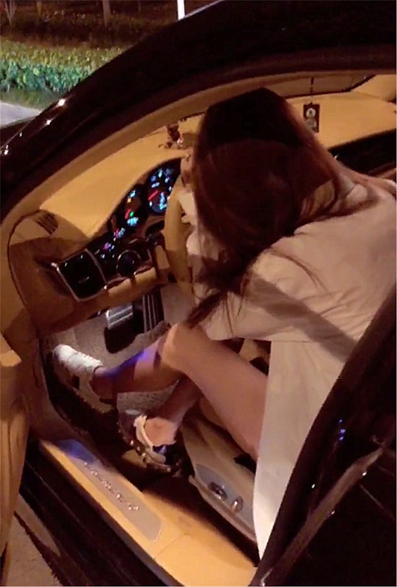 深夜偶遇99万保时捷,看到女车主那一刻,没想到比车还养眼!