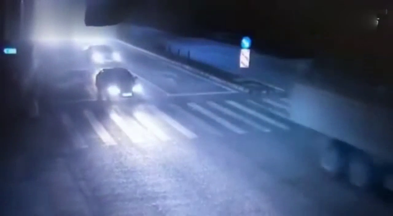 大货车为救下实线变道的轿车，而选择翻车，却没救下出租车
