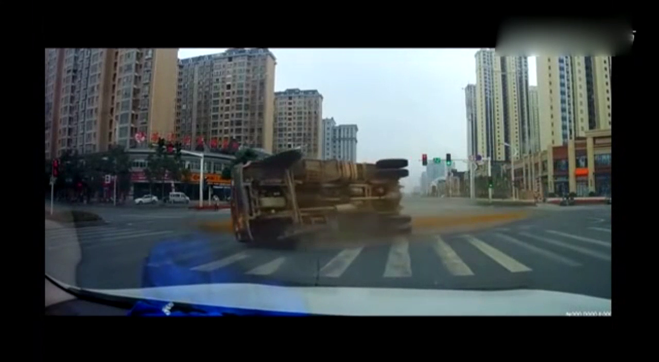 作死电动车停十字路中间 瞬间被渣土车包圆